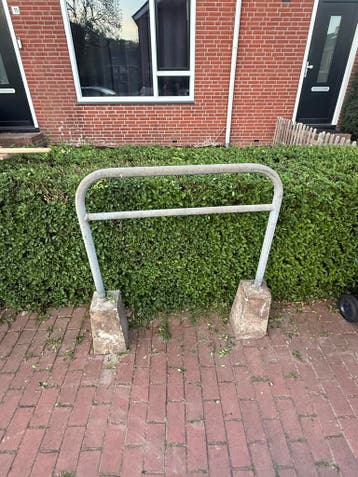 Metalen fietsenrek met betonnen voet