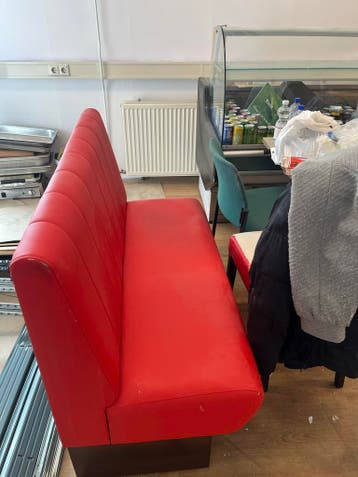 Rode bank en stoelen voor horeca of wachtruimte