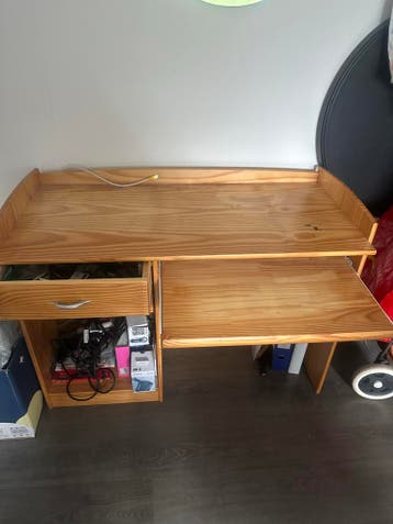 Houten computerbureau met lades en uitschuifbaar blad