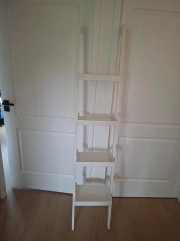 Kast voor decoratie of boeken. Gratis op te halen.