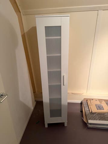 Gratis: Smalle witte kast, 180x40x40 cm