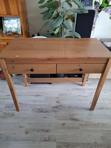 Gratis af te halen: Massief houten bureau/sidetabel