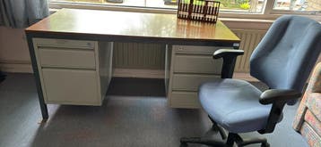 Degelijk stalen bureau met goed blad en veel lades