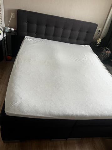 Boxspring met hocker GRATIS