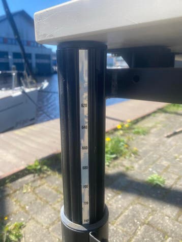 In hoogte verstelbaar bureau - ideaal voor thuiswerkplek