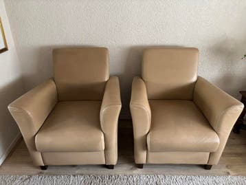 Gratis 2 beige fauteuils. Zien wr nog mooi uit