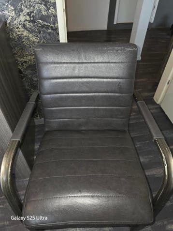 2 stoelen met lichte beschadigingen, gratis af te halen