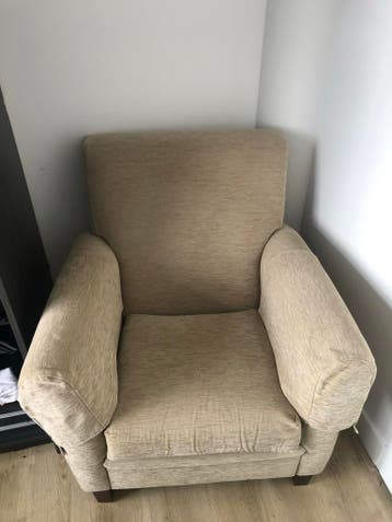 Comfortabele beige fauteuil met houten poten