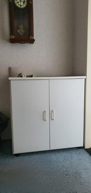 Witte kast met twee deuren en drie planken
