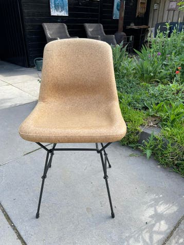 GRATIS 4 eetkamerstoelen.