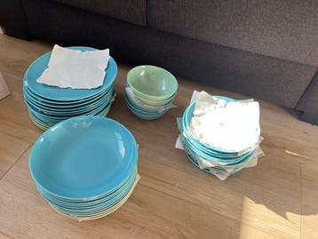 Färgklar serviess borden en kommen in blauw/groen