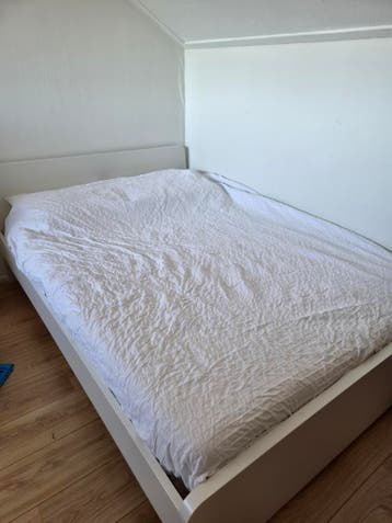 Ikea bed wit 140x200 (zonder matras) gratis af te halen
