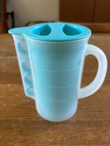 Plastic schenkkan met 4 glazen