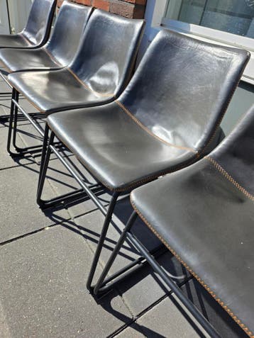 Gratis af te halen: 6 beschadigde eetkamerstoelen