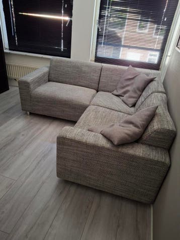 Grijze bank met 2 losse kussens