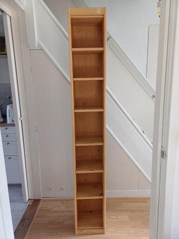 Hoge, smalle kast.