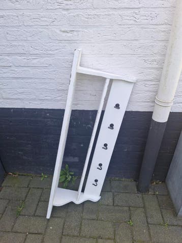 Witte houten wandkapstok met hoedenplank