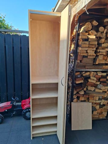 Hoge smalle kast met planken - ideaal voor opslag