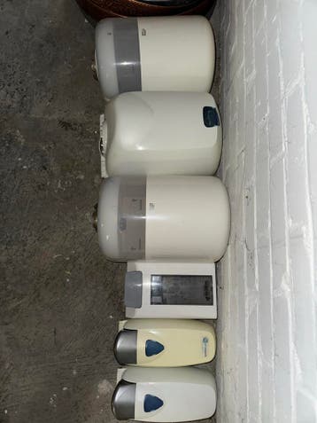 Diverse zeep- en handdoekdispensers (Tork, Sealed Air)