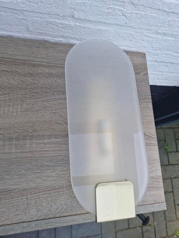 Moderne wandlamp met glazen kap en messing accenten
