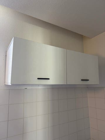 (Gratis) Witte bovenkast met gasveren - Badkamer