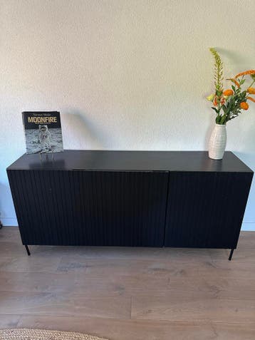 Stijlvol zwart dressoir met lattenfront
