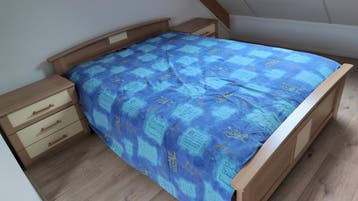 Twee persoons bed, 1.40 bij 2.00, 2 nachtkastjes