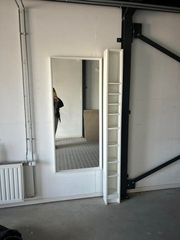 Gratis: Witte spiegel en staande vakkenkast