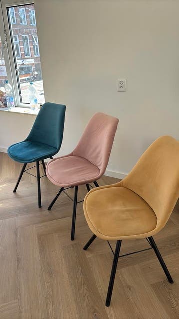 Drie kleurrijke stoelen van Kwantum