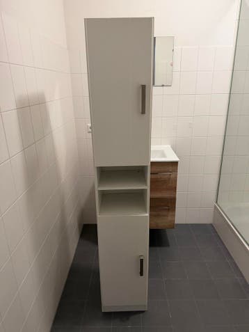 Witte badkamerkast met lichte beschadiging achterkant