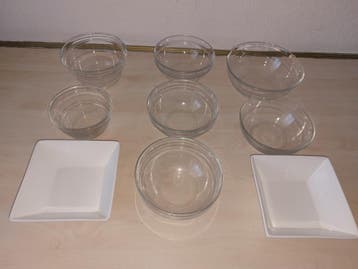 9 schaaltjes: 7 glazen en 2 witte