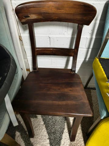 Donkerbruine houten stoel