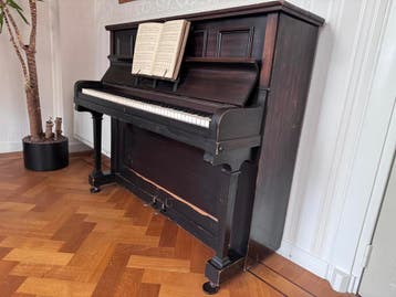 Gratis oude piano, bruin, leuk als meubel (niet te bespelen)