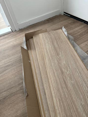 Gratis af te halen: Lichtbruine vloerplanken (2 hele, 3 klei