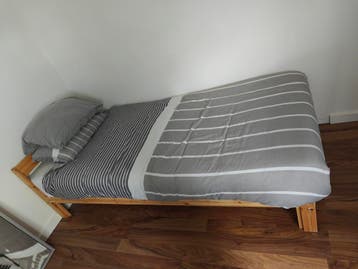 GRATIS Eenpersoonsbed met houten frame en lattenbodem