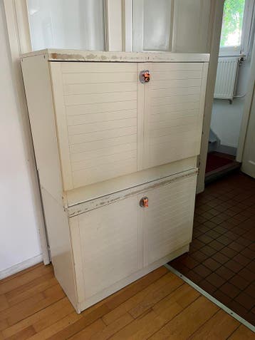 Twee identieke houten kastjes