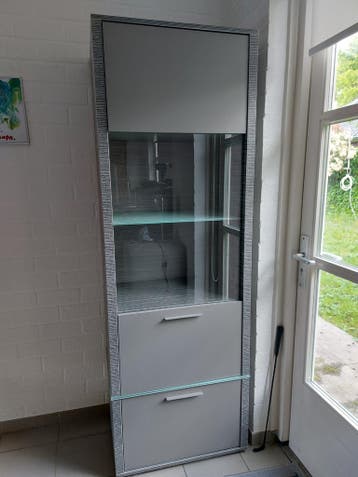 Mooie kast/ vitrine  vandaag GRATIS OPHALEN