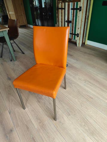 GRATIS 4 Oranje eetkamerstoelen met metalen poten