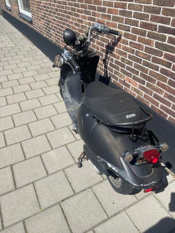 Oude Sym scooter - Ideaal voor onderdelen of opknapbeurt