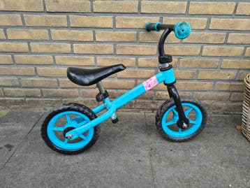 Blauwe loopfiets voor kinderen