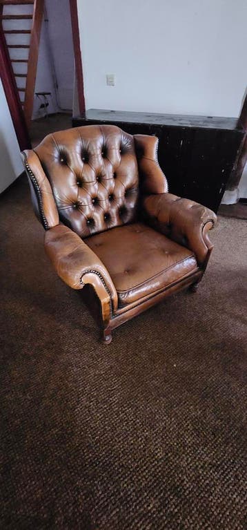 Chesterfield stoel,  moet opgeknapt worden gratis!