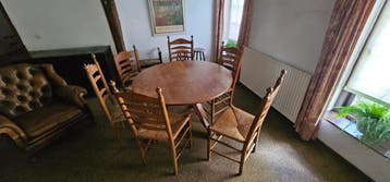 Tafel met zes stoelen.