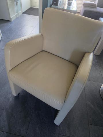 Gratis 4 eetkamer stoelen