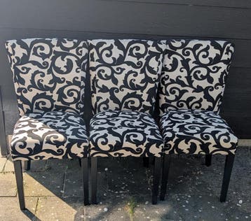 3 stoelen gratis af te halen.