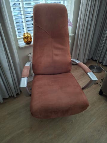 Comfortabele bruine fauteuil met metalen frame