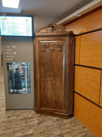 Antieke hoekkast met houtsnijwerk - Afhalen in Piershil