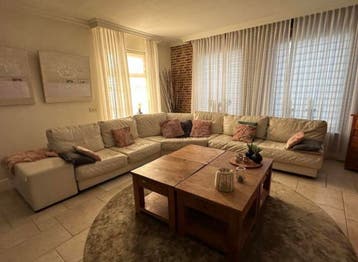 Grote witte leren hoekbank evt met 2 relaxstoelen