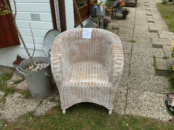 Witte rotan fauteuil met bloemenkussen GRATIS !!!!