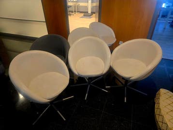 Gratis Set van 6 Witte Draaibare Stoelen - Modern Design