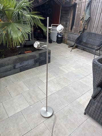 Gratis af te halen: Moderne vloerlamp met twee spots